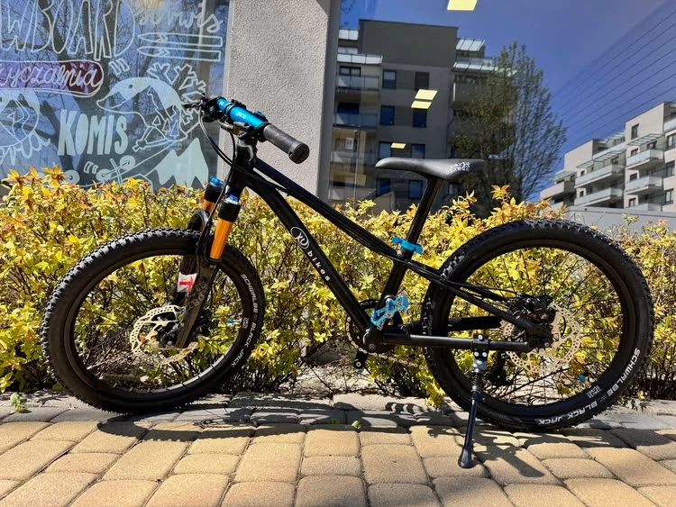 rower dzieciecy KUbikes-20S-MTB-Disc_black-laser-blue